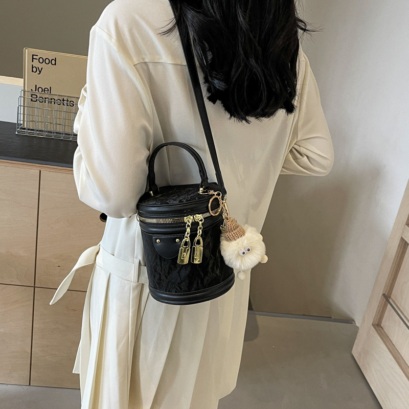 Bolso de mano popular de este año, bolso de mano para mujeres, verano 2024 nuevo estilo simple, bolso de hombro universal, bolso de cubo de tendencia explosiva.