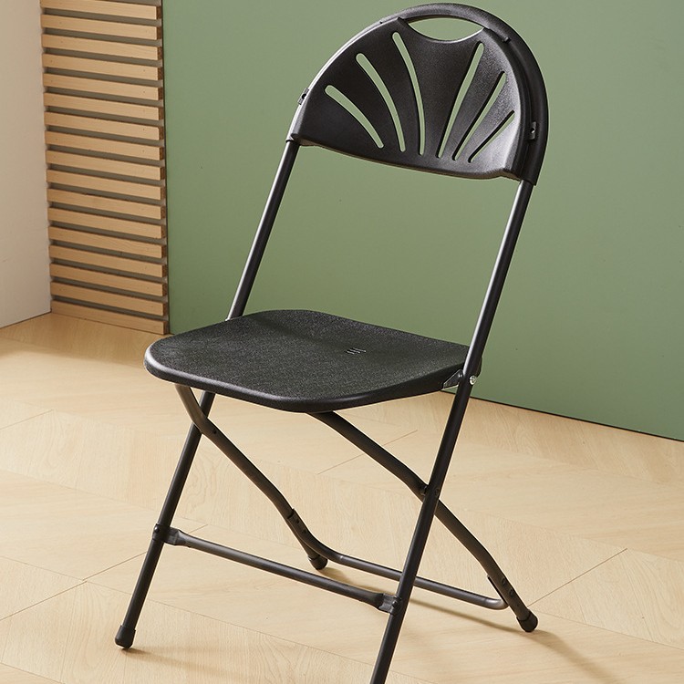 Silla plegable blanca simple Silla apilada Silla de lugar Silla de plástico al aire libre Silla de exhibición de eventos Silla de conferencia Silla de salón