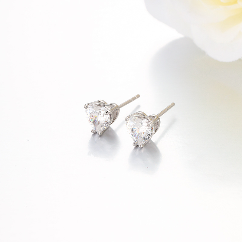 Xuping moda clásica de tres garras incrustadas de zircon simple amor pernos de orejas de aleación de cobre al por mayor fácil de usar orejas de viaje diario