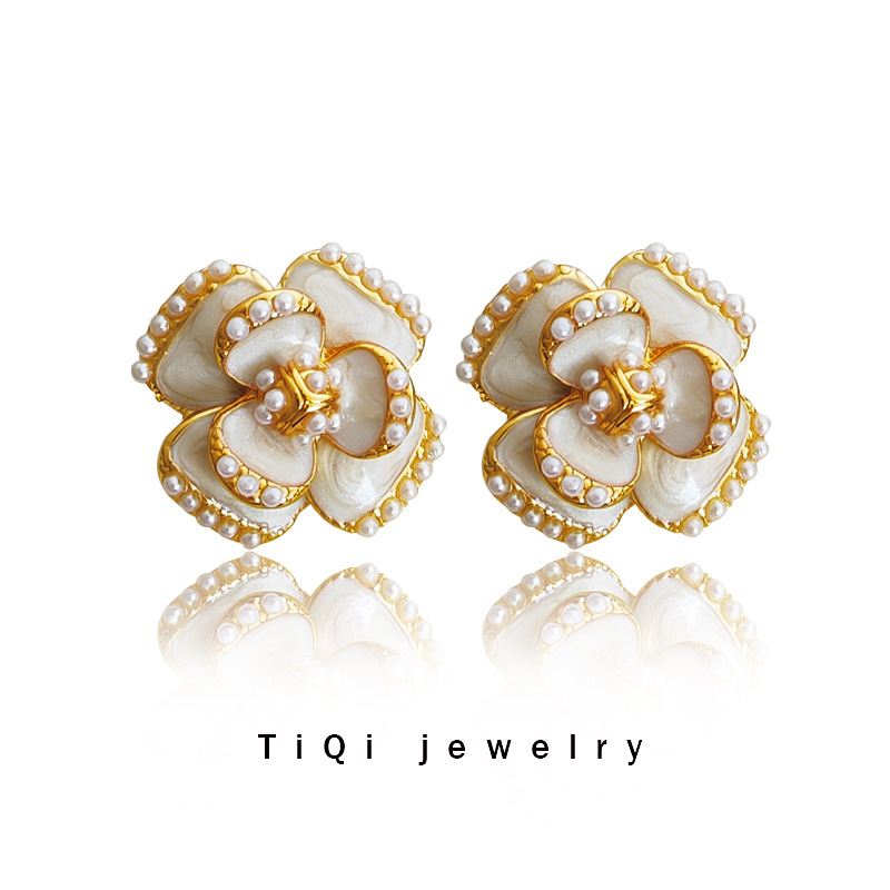 Gold plated S925 silver needle sweet three-dimensional flower earrings French vintage Hepburn wind earrings pearl earrings T490