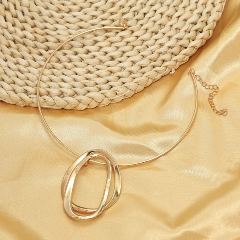 Venta caliente transfronteriza europea y americana Elegante y simple collar de metal dorado para mujer collar de diseño colgante redondo interconectado