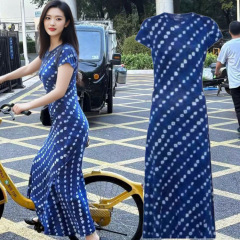 现货朱珠同款蓝色波点条纹连衣裙短袖长裙修身显瘦2025新款正流行