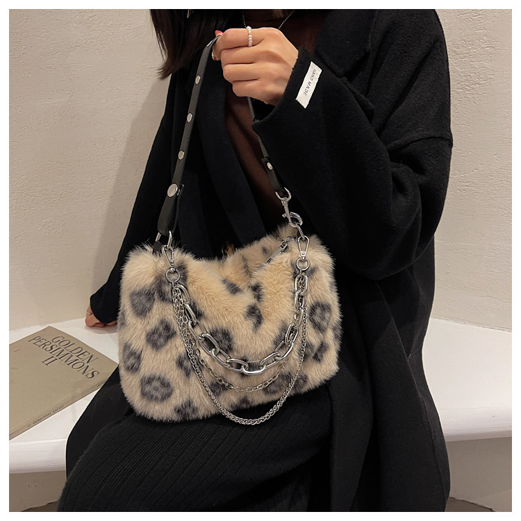 Autumn and Winter High Quality Small Bag Female Ins Niche 2021 New Trendy Plush Messenger Bag Furry Chain Underarm Bagpicture14