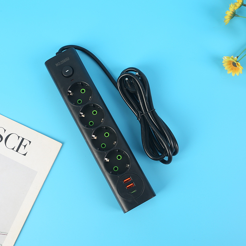 2USB + 1PD estilo europeo agujero enchufe estándar europeo ruso transfronterizo comercio electrónico blanco y negro bolsa de caja 4 agujeros