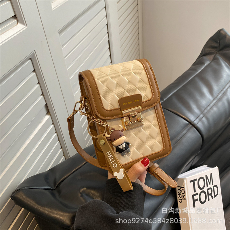 다크 브라운 흰색