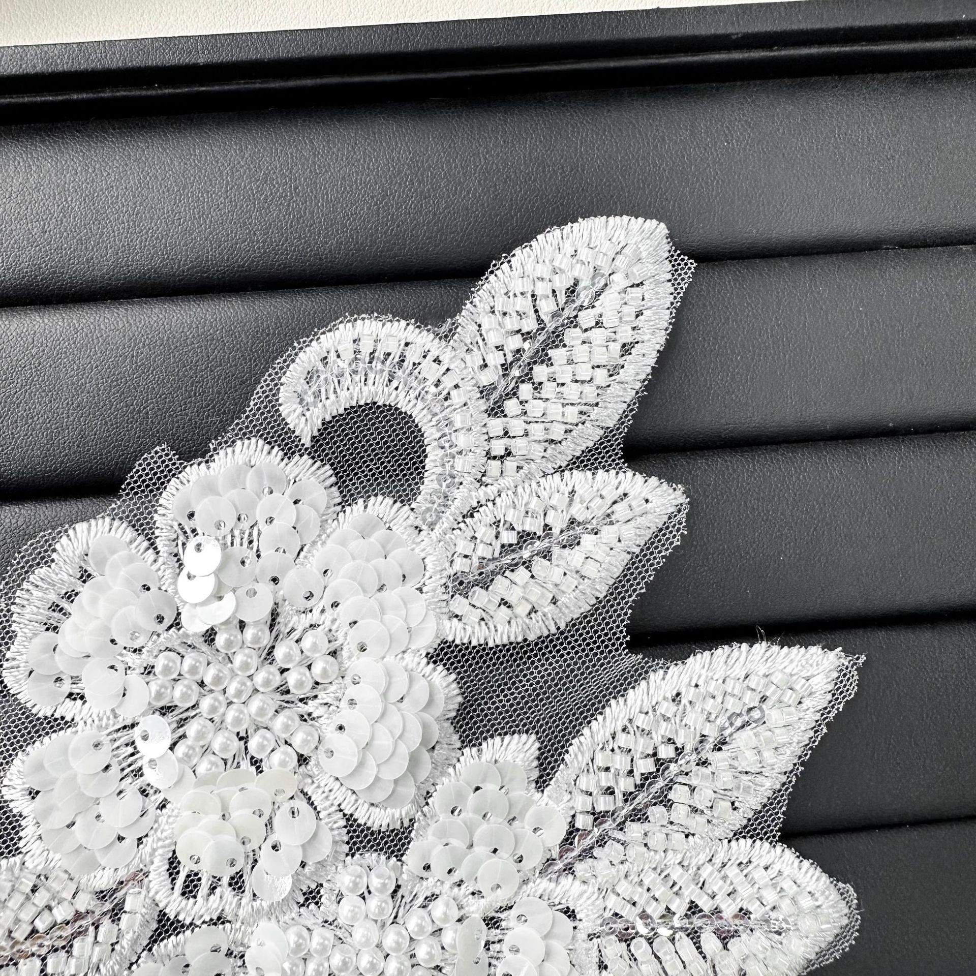 Exquisito encaje floral blanco con ribete de encaje 3D de 21 cm de largo para decoración de ropa, abrigos y mangas.