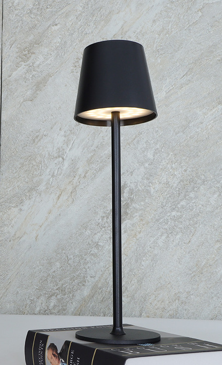 Lámpara de mesa de hierro de pie alto restaurante lámpara de mesa de carga al aire libre Poldina Amazon USB táctil tres colores luz Amazon