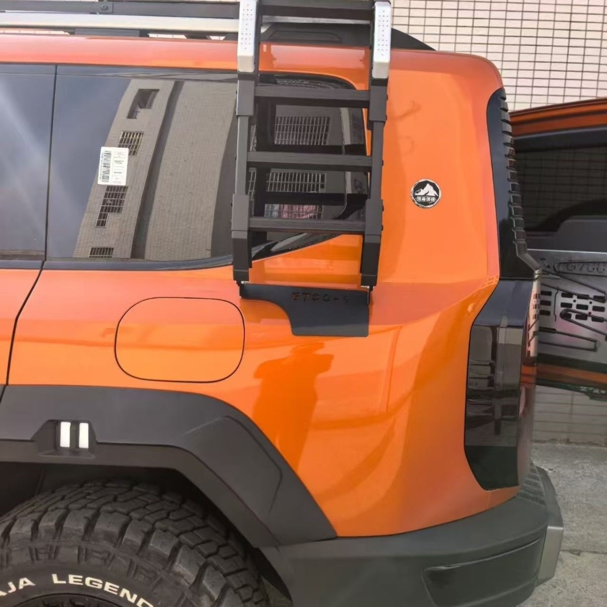 Chery Jetour Zongheng G700 is equipped with a foldable climbing ladder, a fixed climbing ladder, and side armor, designed specifically for the vehicle, with non-destructive installation