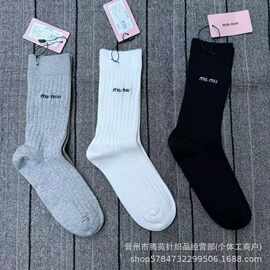 春秋走秀款miumiu字母小腿袜240针竖条袜中筒袜字母黑白灰色堆堆