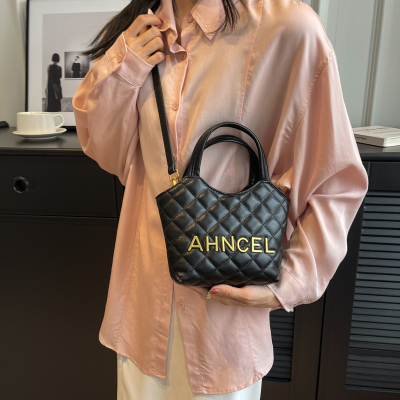 Le borse popolari di quest'anno per le donne 2023 piccola borsa a catena di diamanti stile profumato versatile borsa a tracolla borsa a secchiello portatile di fascia alta_voghion.com