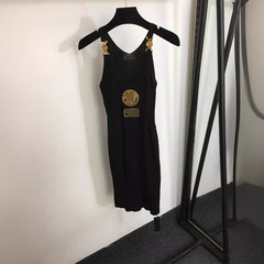 2025夏の南油の対外貿易の新型の美杜莎のスパンコールの金糸の刺繍の人は金のボタンのメリヤスのワンピースのようです。