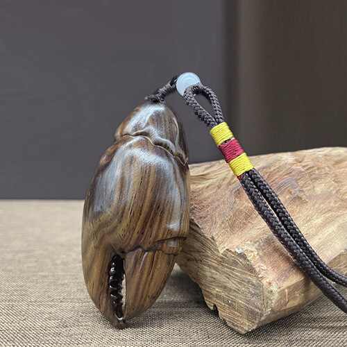 Rosewood has money in hand, ebony carved crab tongs, handle pieces, handicrafts, literary toys, toy pieces
