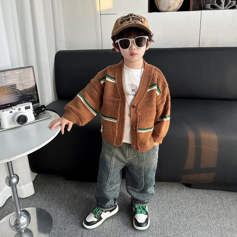 7059 Traje de primavera y otoño para niños 2025 nuevo estilo coreano suéter de estilo occidental cárdigan de tres piezas vaquero bebé
