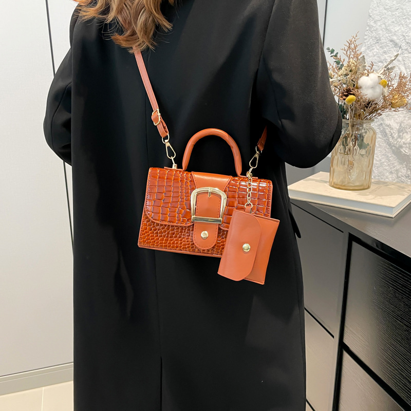 Bolso cuadrado pequeño de textura simple y de alta calidad para mujer 2024 otoño e invierno nuevo estilo patrón de cocodrilo madre dos en uno bolso de mensajero retro