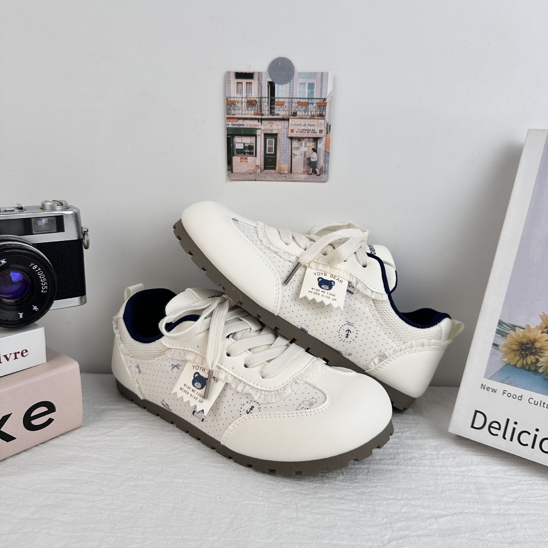 Yuanbo zapatos blancos para mujeres 2025, verano nuevo oso impresión de zapatos de entrenamiento, zapatos de skate casuales, zapatos de pan de cabello