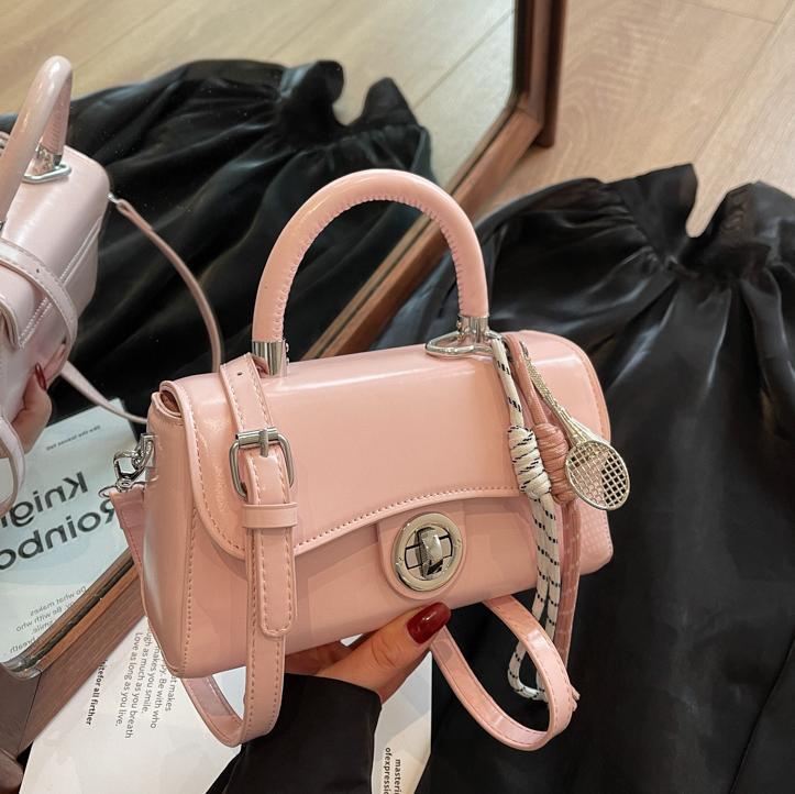 Bolsa de tendencia explosiva debajo de la axila, dama 2025, nuevo bolso cuadrado de estilo exterior, sensación de alto nivel, bolso de mochila rojo super caliente.