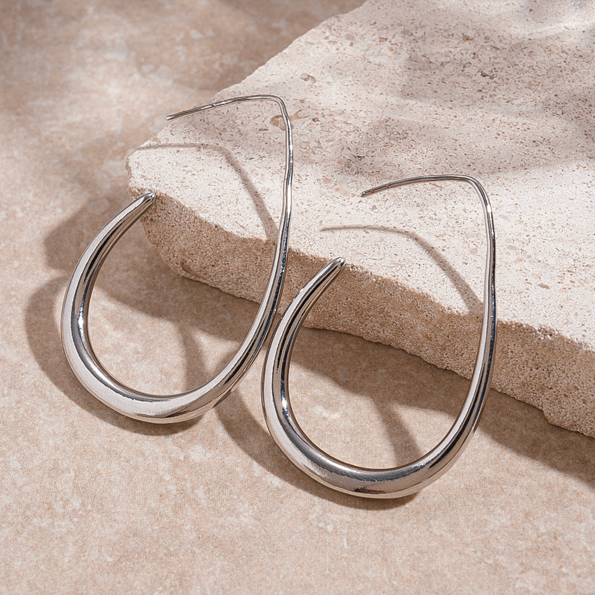 Europa y América metal transfronterizo agujero gancho de gotas de agua aire frío personalidad simple pendientes de nicho de alta calidad pendientes para mujeres