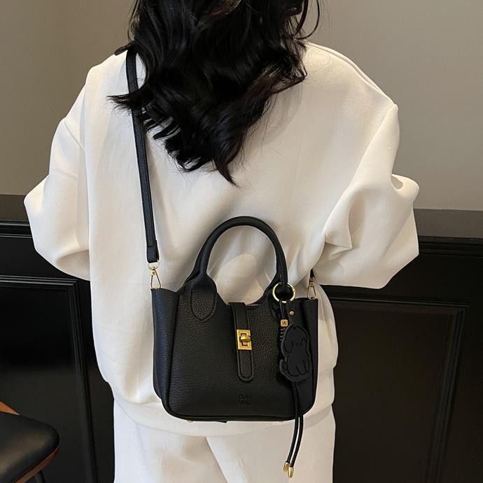 Este año, la popular explosión de la bolsa de cestas de verduras de mano para mujeres 2025 nuevo simple ocio de alta sensación bolso de cubo de transporte