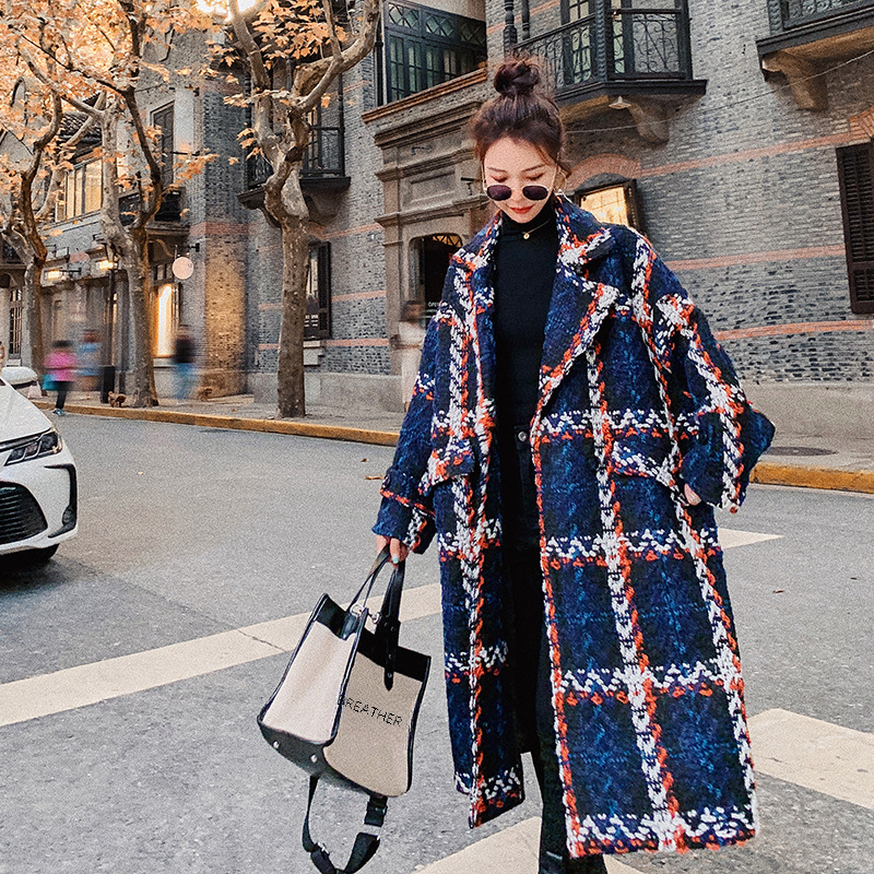 Fotografia reale in contrasto colore plaid elegante abito colletto ampio dritto tubolare di media lunghezza grossolana floreale lana cappotto da donna_voghion.com