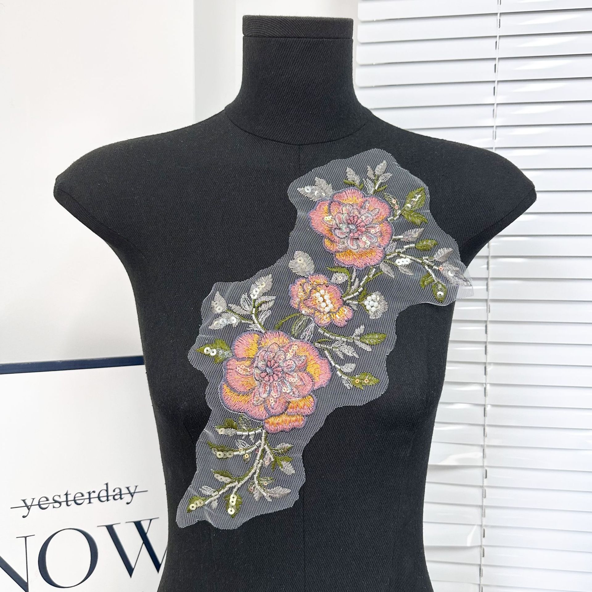 Requisitos 3D sequinilla bordado floral malla decal ropa DIY accesorios vestido collar pecho bordado parche