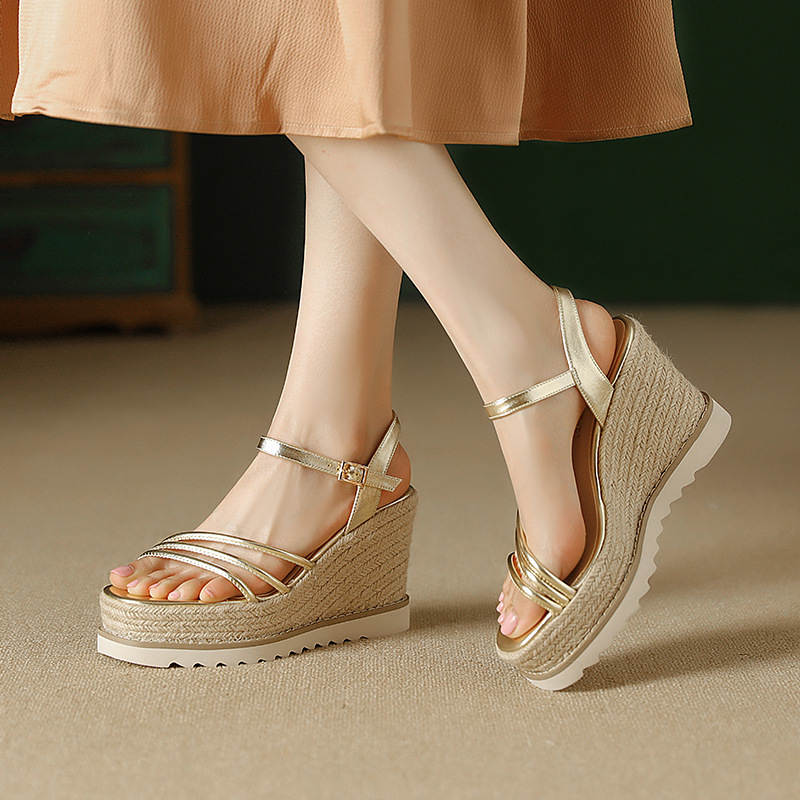 Sandal cao gót nữ phong cách Bohemian quai ngang mảnh hở mũi, đế xuồng đan rơm cao 9 cm — màu vàng, bạc