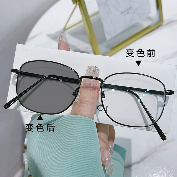 Black Frame-Change Gray