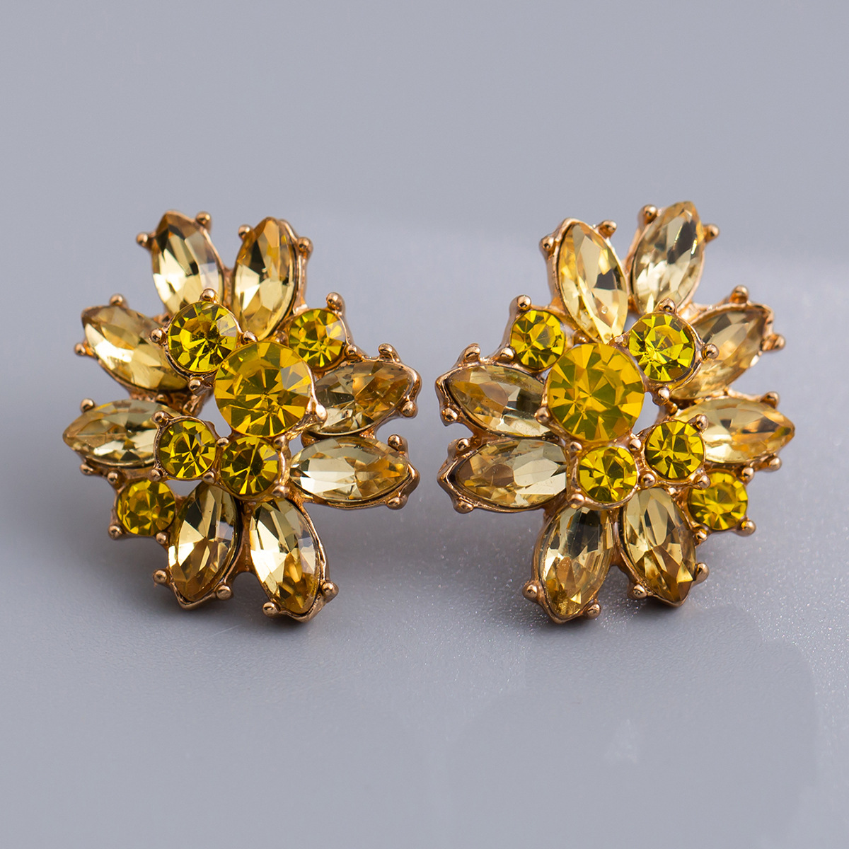 20g Weight Zircon Inlay Material 1 Pair Vintage Style Flower Plating Inlay Alloy Zircon Ear Studs
