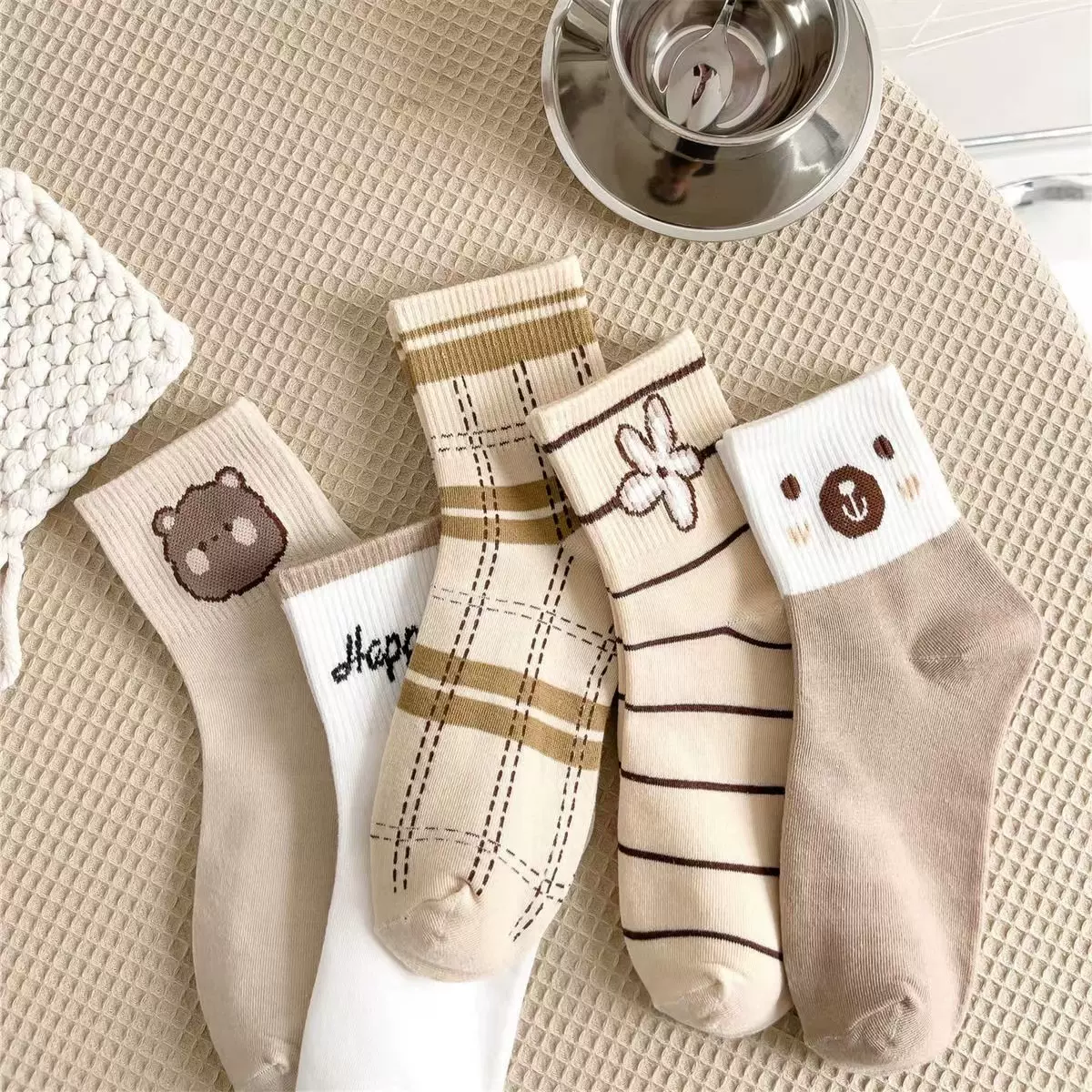 袜子女春秋新款中筒袜咖色小熊ins潮流百搭秋冬棉袜厂家批发