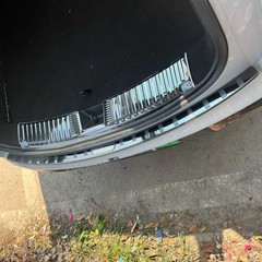 Baojun Xiangjing リアガードスカッフストリップ修正されたアンチスクラッチステンレス鋼トランクマットガードに適しています。