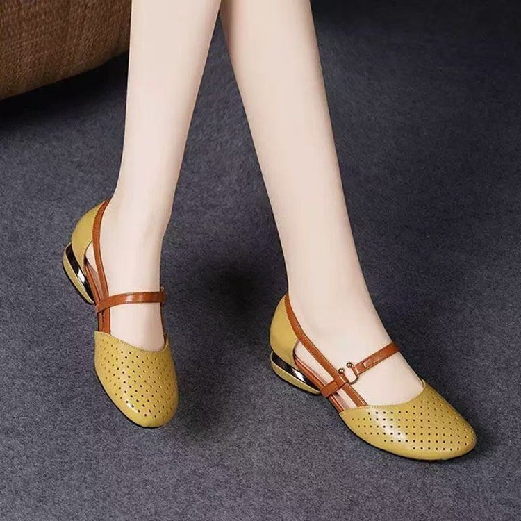 Baotou sandalias para mujeres 2026 verano nuevos zapatos de madres tacones redondos suaves antideslizantes huecos ventilados sandalias retrógradas