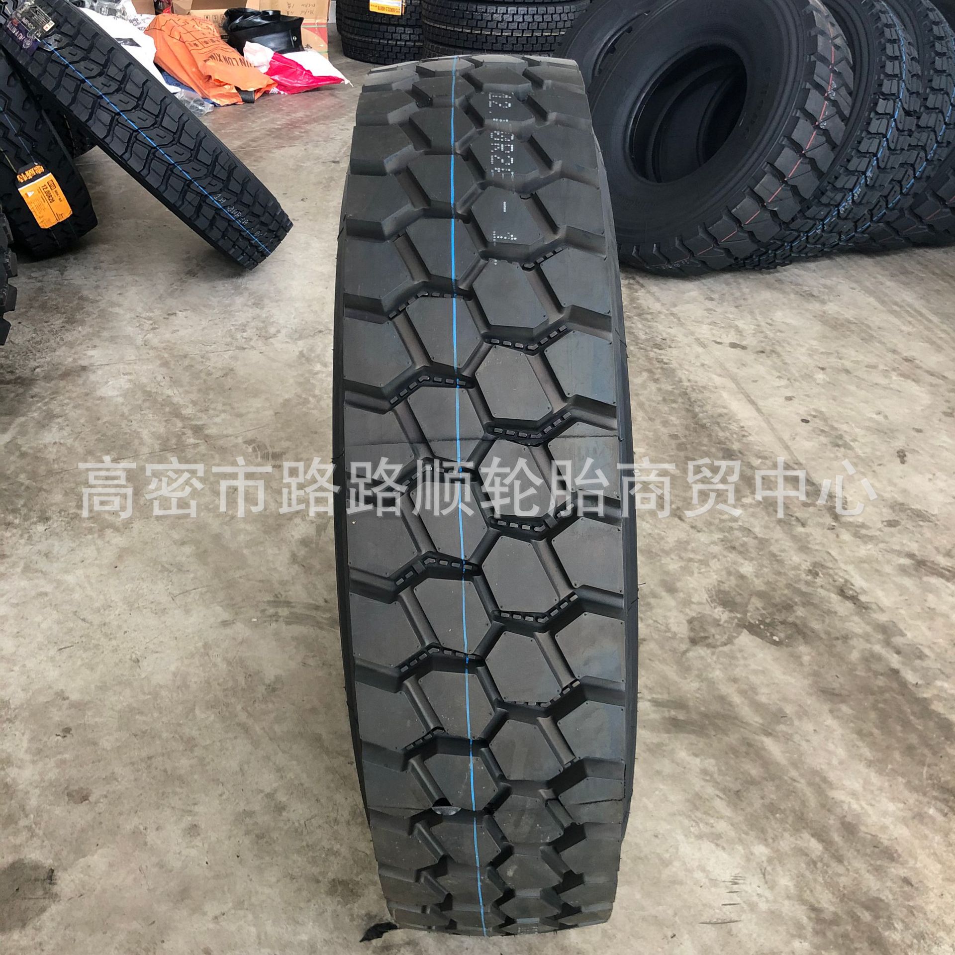 虎运CM99712.00R20 11.00R20 不规则足球花驱动胎自卸车钢丝胎