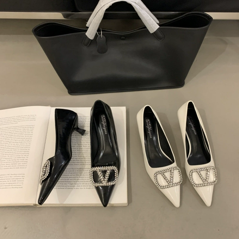 2024 новые французские стразы остроконечные каблуки сексуальные туфли на низком каблуке черные V дома на высоких каблуках