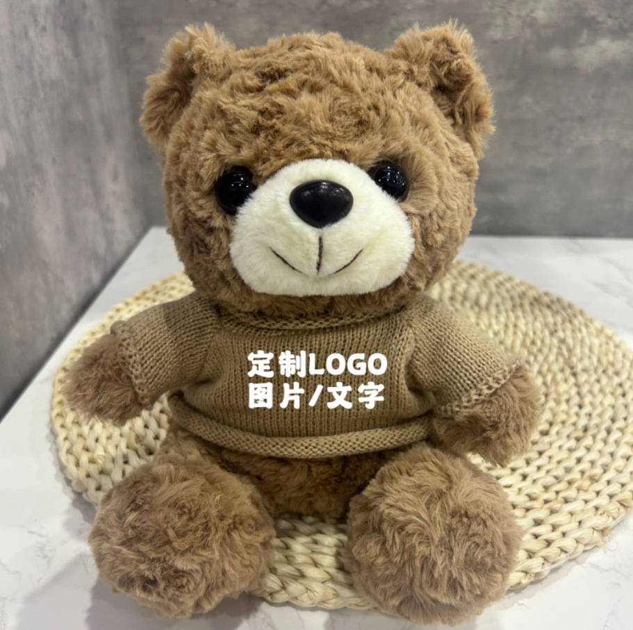 Los juguetes de peluche lindos se pueden combinar con logotipos impresos para enviar muñecas de muebles a amigos y vecinos.