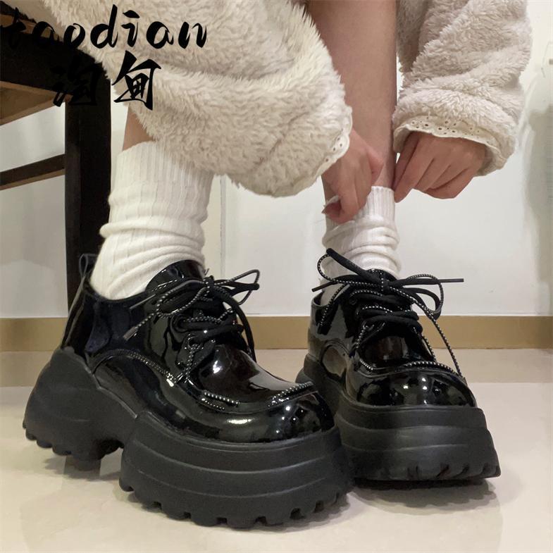 Zapatos de suela gruesa para chicas de primavera y otoño 2024 nuevos zapatos de cuero de nicho de suela gruesa para mujeres de primavera y otoño