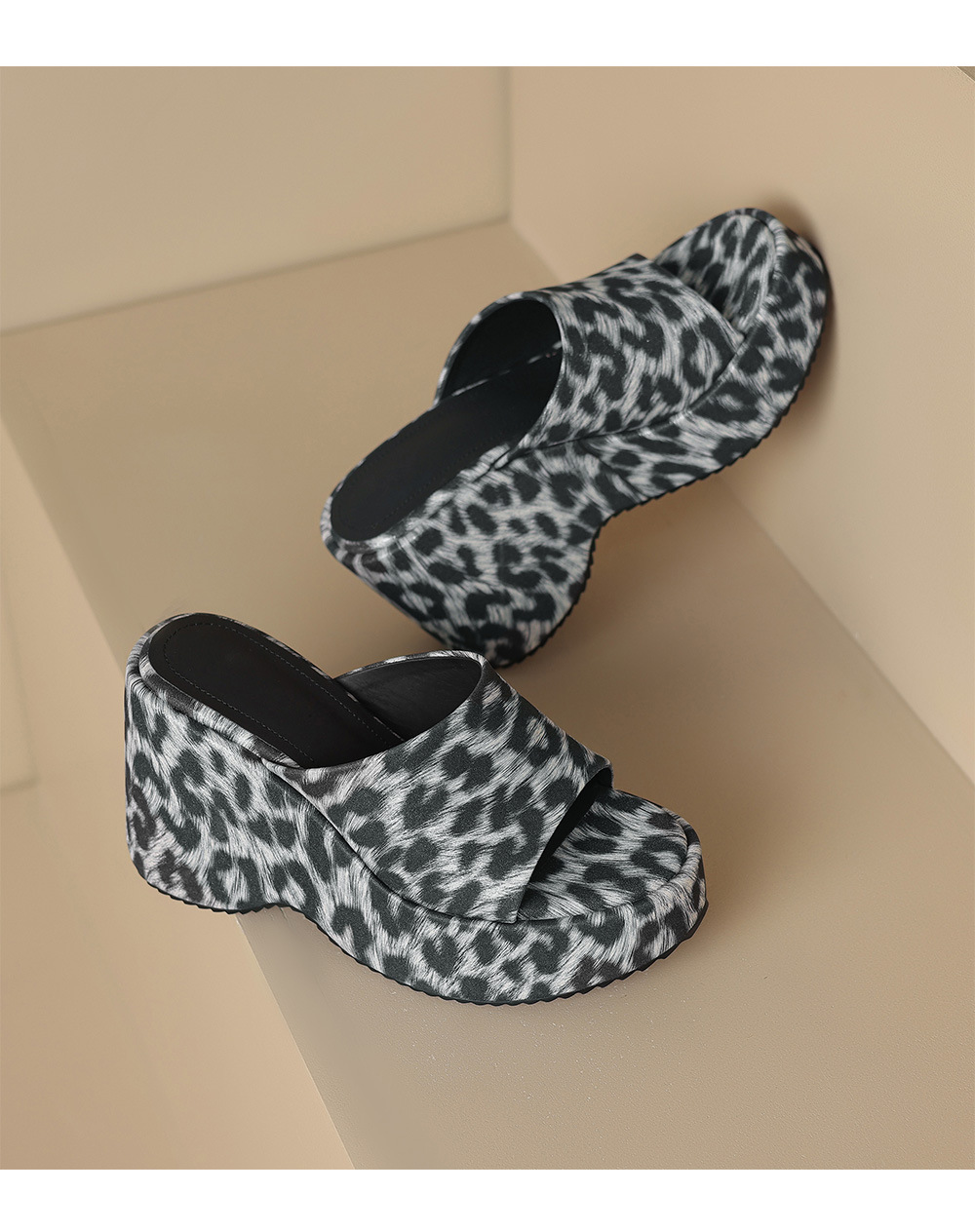 Sandal cao gót nữ quai ngang họa tiết da báo, gót vuông 9 cm, đế xuồng — Màu đen chi tiết 18