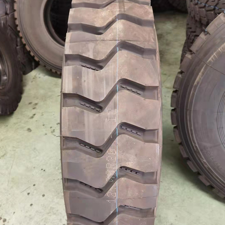 1200r20汽车轮胎批发钢丝胎矿山粗花轮胎重载防扎厂家现货1200R20