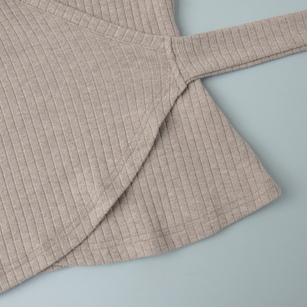 Dames gebreide tweedelige set met v-hals en ribbelstructuur_voghion.com
