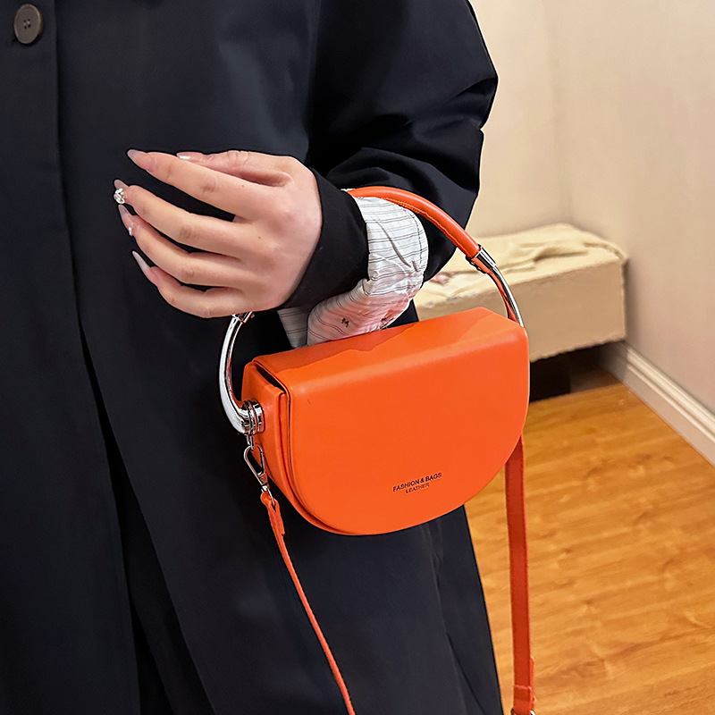 Ins bolsos pequeños populares 2024 nuevo bolso de silla de mujer de moda de moda bolso de mensajero de estilo occidental retro de alta calidad