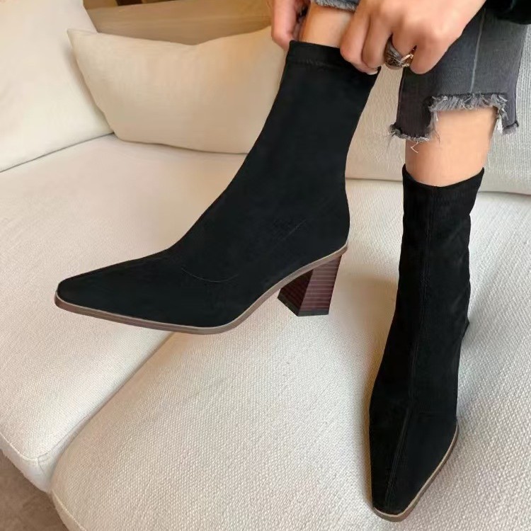 Sapato de cano alto cor damasco para mulheres, salto grosso, bico fino, versátil, novo modelo outono/inverno 2024, estilo coreano, camurça elástica e modelagem slim._voghion.com
