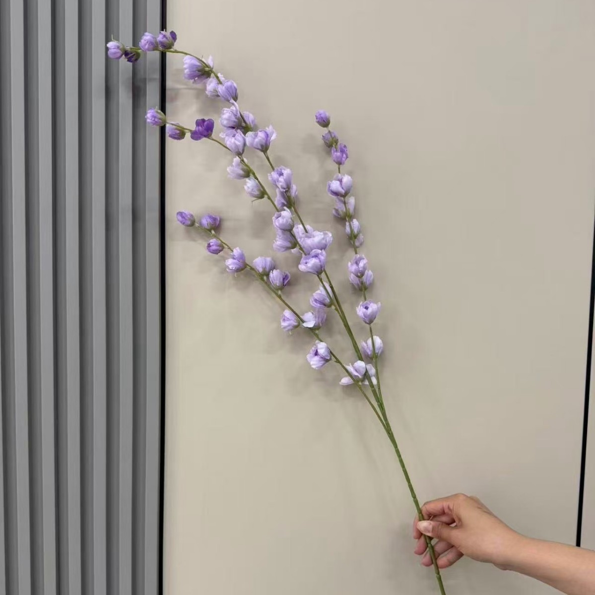 Simulación de 4 ramas altas flores de línea violeta decoración de bodas sala de flores de seda techo alto material floral camino de guía de flores
