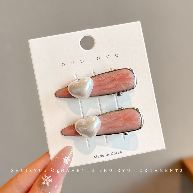 Sweet Cool Metal Hairpin Mujeres 2025 nuevo estilo de alto nivel frente fresa cabello cortado oreja lateral clips adornamiento para el cabello