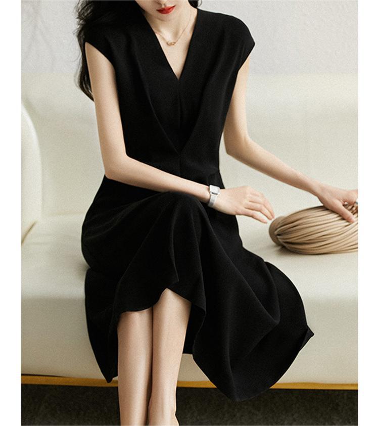 V -neck little black skirt of the magic love