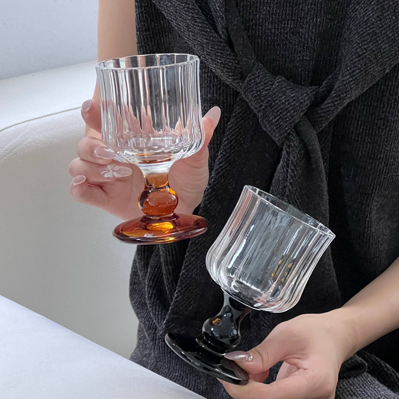 주름진 중세 와인잔 - 커피 + 블랙