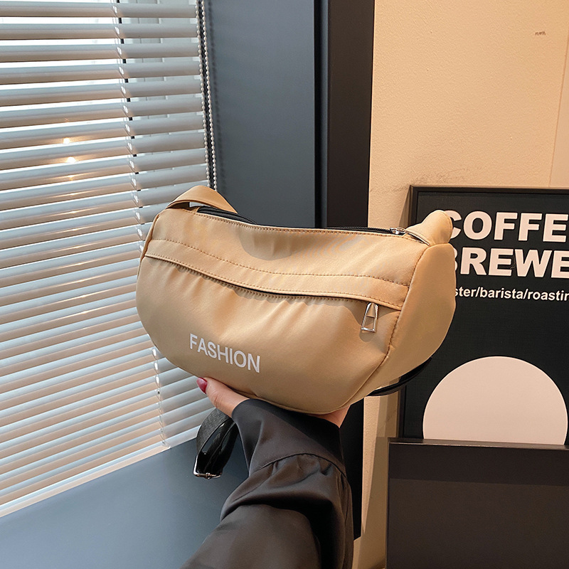 공장 직접 캐주얼 스포츠 스타일 숄더백 2024 새로운 트렌드 작은 가방 대용량 메신저 가방 여성 도매