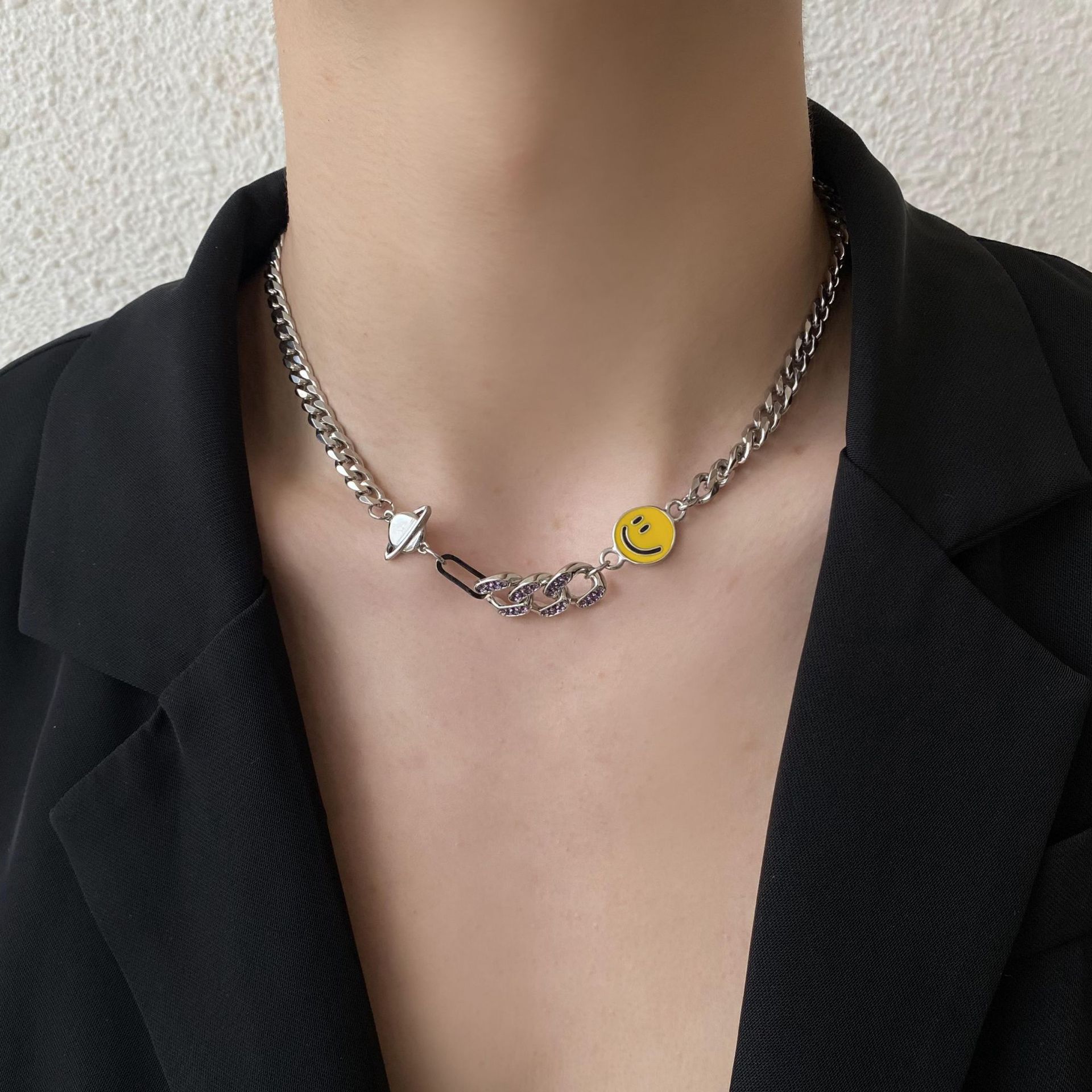 Unieke en veelzijdige unisex ketting met smileygezicht en planeetmotief, bezet met diamanten, gemaakt van titaniumstaal, in Cubaanse stijl._voghion.com