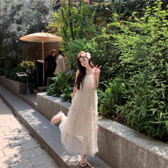 夏の巨大な美少女感のデートワンピースの洋風の花は旅行に行って写真を撮ります。