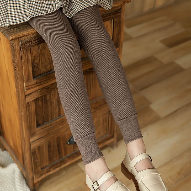 女の子の一体の毛の底のズボンとベルベットの厚い秋冬の大きい子供の縦の条のズボンの靴下の赤ちゃんの厚い毛の外は洋風を着ます。