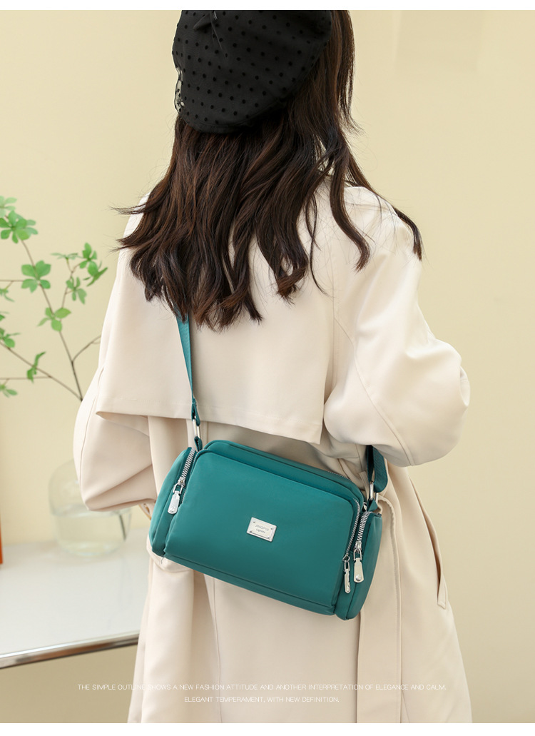 Women's Medium Nylon Solid Color Basic Zipper Shoulder Bag display picture 6