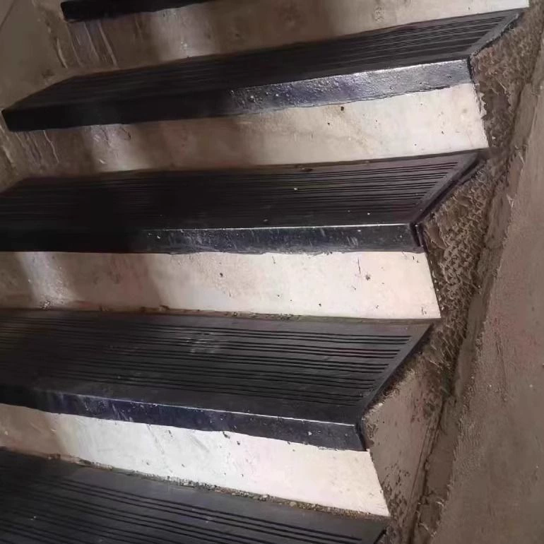 Противоскользящий коврик для лестницы. 1.2m резиновых накладок для ступеней лестницы. Утолщенная угловая защита. Перегородка для подножки. Противоскользящая защитная сетка для строительства.