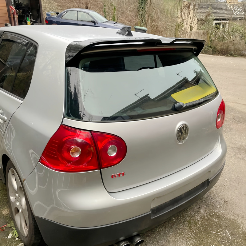 Suitable for 2004-2008 Volkswagen Golf 5 GTI, this is a dedicated, glossy black rear spoiler designed for MK5 modifications